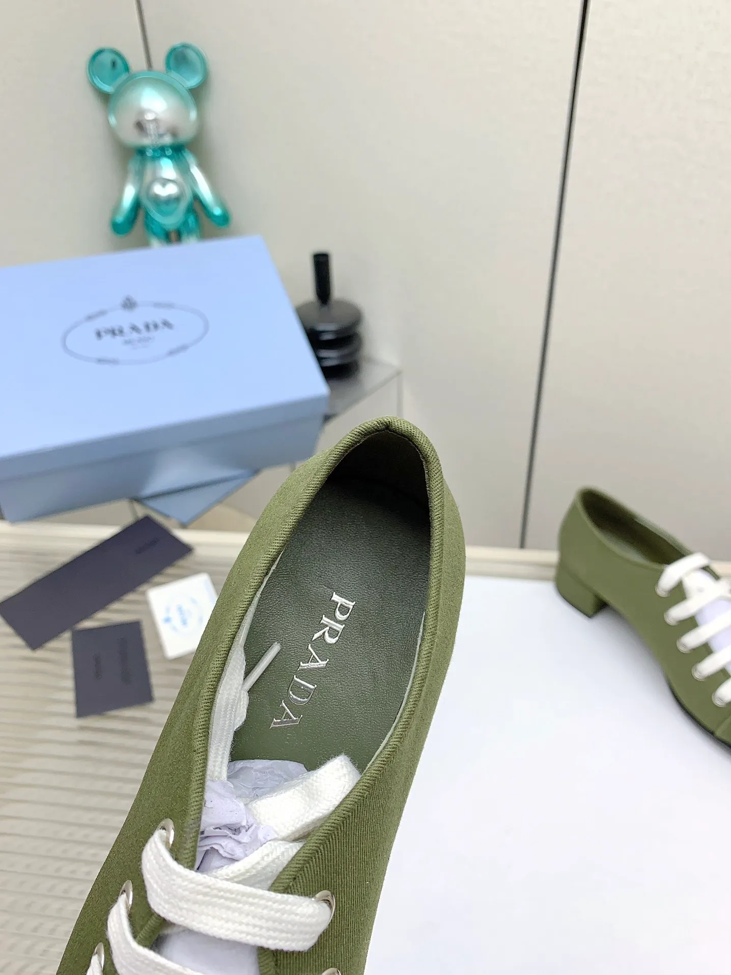 👟👟Ex-factory price 620👟👟 (Higher version) Prada 25/Spring and Summer Catwalk New lace-up hollow shoelace Mary Jane thick heel shoes This year’s lace-up element is super popular and really fashionable. I am obsessed with the appearance and comfort! The salty or sweet doll head design is full of girlishness. It is retro and playful yet elegant. The key is that it is easy to wear. ✔️Upper: original customized fabric ✔️Inner: sheepskin ✔️Outsole: genuine leather outsole imported from Italy ✔️Size: #35-41 (40.41 custom-made, non-refundable)